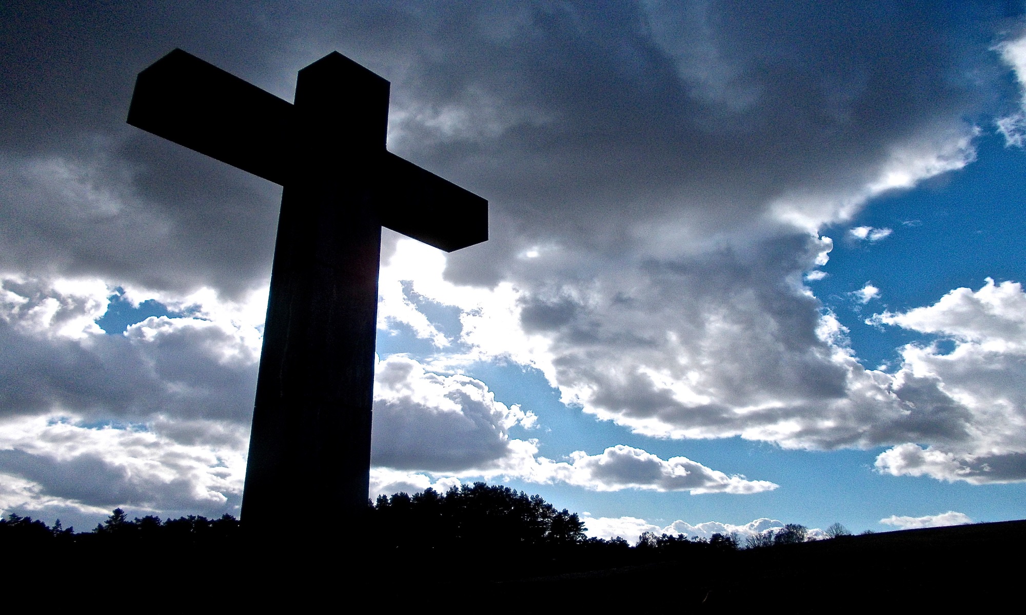 Cruz no céu representando a fé em Jesus Salvador